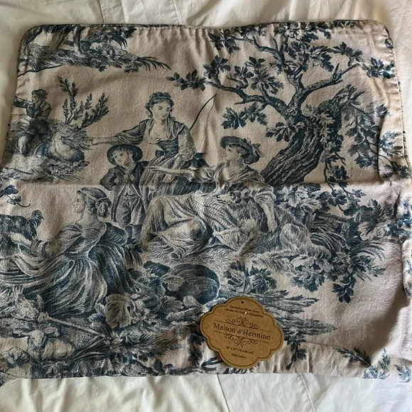 Toile Maison d’ Hermine drapes pair with pillow covers - Picture 3 of 7